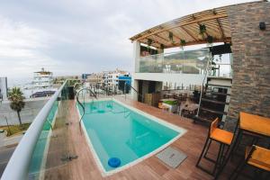 a swimming pool on the roof of a building at Beach House - Besso Beach in Barranca