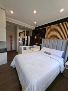a bedroom with a large white bed in a room at Beach House - Besso Beach in Barranca