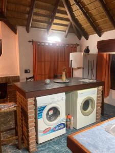 a kitchen with a washer and dryer in a room at Apartamento en planta alta 2 dormitorios in Piriápolis