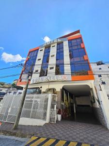 ein Gebäude mit einer orange-weißen Fassade in der Unterkunft Hotel Loja Bella in Loja