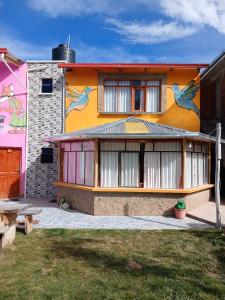 a building with a painting on the side of it at La Fábula-Naranja in Copacabana