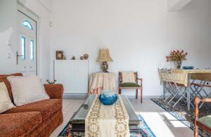 a living room with a couch and a table at Villa Luna in Káto Ássos