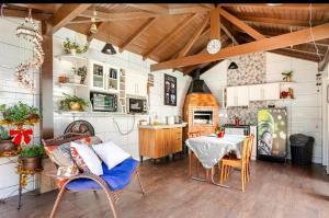 a kitchen and living room with a table and chairs at Apartamento Canoas RS in Canoas
