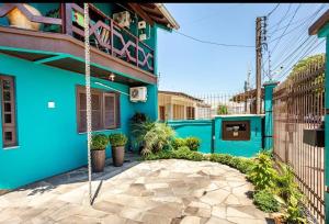 a blue building with plants in front of it at Apartamento Canoas RS in Canoas
