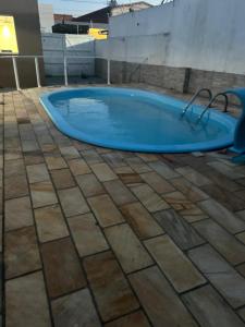 a hot tub on the roof of a building at Casa de lazer e tranquilidade in Tramandaí