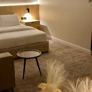 a hotel room with a bed and a table at نسيم الحرم in Ash Shishah