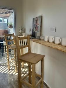 a wooden chair sitting on top of a counter at Casa de Aire Ezeiza in La Unión