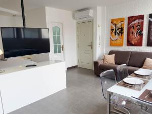 Televízia a/alebo spoločenská miestnosť v ubytovaní Suites Garden Apartamento 33