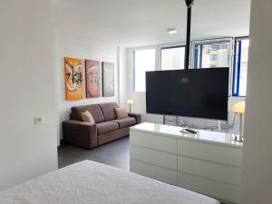 Televízia a/alebo spoločenská miestnosť v ubytovaní Suites Garden Apartamento 33