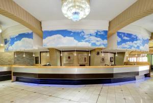 The Parktonian All Suite Hotel大厅或接待区