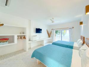 a bedroom with two beds and a window at Hotel Costa Linda in Tolú