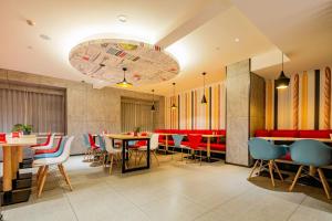a restaurant with tables and chairs and a chandelier at Ibis Chengdu High-tech Tianfu Software Park in Chengdu +19 photos