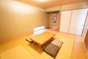 a room with a wooden table and a rug at 絆Kizuna in Yatomi 