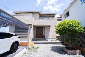 a white car parked in front of a house at 絆Kizuna in Yatomi 