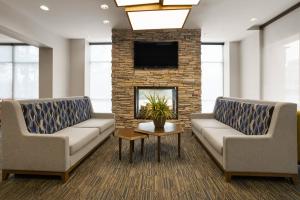 Eine Lobby mit zwei Sofas und einem Kamin in der Unterkunft Holiday Inn Express Philadelphia Penn's Landing by IHG in Philadelphia