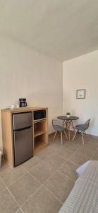 a kitchen with a table and a table and chairs at Suites EL FARO San Carlos in San Carlos +1 photo
