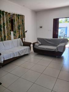 ein Wohnzimmer mit zwei Sofas und einem Sofa in der Unterkunft NuHostel in Conde