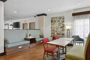 a room with a waiting room with a table and chairs at Hotel SLC in Salt Lake City