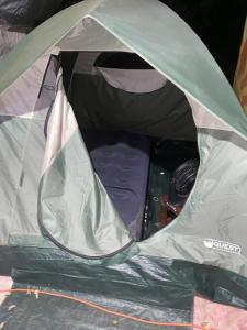 a green tent with the door open on top at La casa de ito in La Chorrera