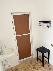 a bathroom with a shower door and a sink at Departamento Estudio C3 Centrico La Casona in Xalapa