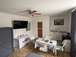 a living room with a table and chairs and a ceiling fan at Departamento Estudio C3 Centrico La Casona in Xalapa