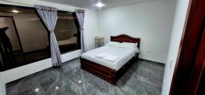 a bedroom with a bed and a large mirror at "Refugio campestre familiar - Cálido, cómodo y totalmente equipado" y zona de juegos in Nariño