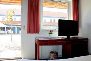 TV a/nebo společenská místnost v ubytování Hotel Medio Fredericia