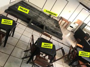 an overhead view of a table and chairs in a restaurant at Farofa House Àrea de Lazer in Ribeirão Preto