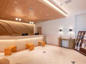 eine Lobby mit Wartezimmer mit Theke und Bänken in der Unterkunft Hotel Global View Iwaki in Iwaki