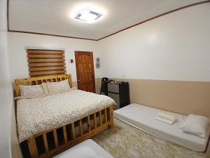 Amalia Transient Inn tesisinde bir odada yatak veya yataklar