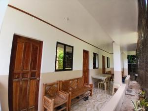 Amalia Transient Inn tesisinde bir oturma alanı