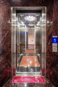 a elevator in a building with a mirror at Thành Trung Hotel Nghệ An in Vinh