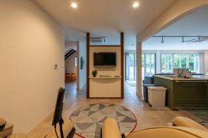 a living room with a tv and a kitchen at A-PLAZA Yamanakako in Yamanakako