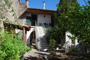 an external view of a house with a staircase at Casa da Muralha de Serpa in Serpa