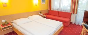Postel nebo postele na pokoji v ubytování Hotel zur Post