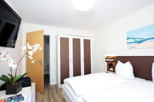 a hotel room with a bed and a tv at Park Hotel Sellin in Ostseebad Sellin +52 photos