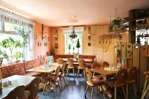 restauracja ze stołami i krzesłami w pokoju w obiekcie Gaststätte & Pension Waldquell w mieście Antonshöhe