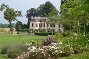 una vecchia casa con un giardino di fronte di Le Domaine des Fagnes a Sains-du-Nord