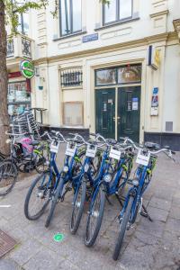 een stel fietsen geparkeerd voor een gebouw bij Hotel Plantage in Amsterdam