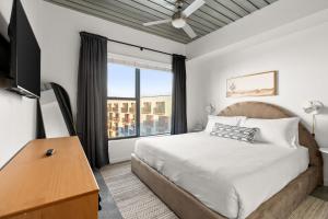 a bedroom with a bed and a large window at Lodgeur Midtown, Houston - close to Downtown & Texas Medical Center in Houston