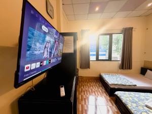 a room with a flat screen tv on a wall at NAM ĐÔ HOTEL Chợ Cổ Bến Ninh Kiều in Can Tho