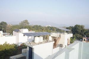 a white house with solar panels on the roof at kailash keep in Haridwār
