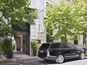 un todoterreno negro estacionado frente a un edificio en Hotel Único Madrid, Small Luxury Hotels en Madrid