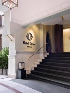 un escalier dans l'entrée de l'hôtel dans l'établissement Hotel Único Madrid, Small Luxury Hotels, à Madrid