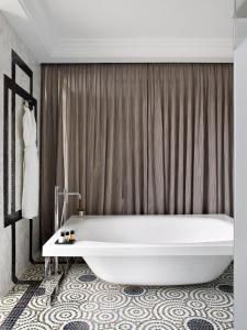 Ett badrum på Hotel Único Madrid, Small Luxury Hotels