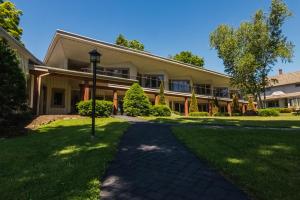 una vista exterior de un edificio con un camino en Winwood Inn & Condominiums, en Windham