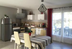 Η κουζίνα ή μικρή κουζίνα στο Gîte de Roches Hibou +3 φωτογραφίες