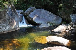 帕拉蒂的住宿－Sitio Namaste Paraty，一条有岩石和瀑布的溪流