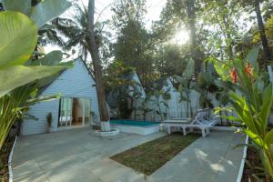 a backyard with a pool and a house at Jalvasa Villa's in Canacona