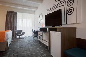 ein Hotelzimmer mit Flachbildfernseher und Schreibtisch in der Unterkunft Howard Johnson by Wyndham Toms River in Toms River + 19 Fotos